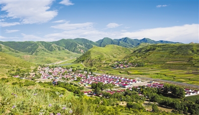 <p>　　隆德縣農(nóng)村安全住房扮靚美麗鄉(xiāng)村。</p><p>　　本報(bào)記者　黨碩　攝</p>