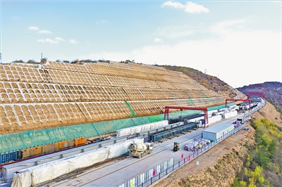 <p>　　銀昆高速公路彭陽(yáng)過(guò)境段施工現(xiàn)場(chǎng)。</p>