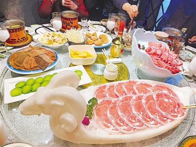 <p>　　　　一盤灘羊肉令人垂涎欲滴。</p>