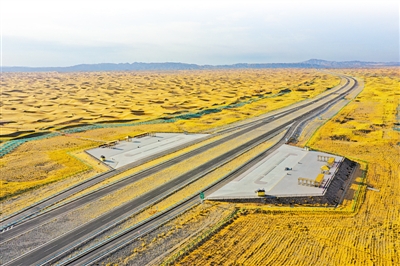 <p>　　在沙漠腹地，烏瑪高速公路邊建有觀景平臺，途經(jīng)此處可登臺欣賞美景?！　　　　　　　　　　　　　　　　　　　　　　　　　　　　　　　　　　　　　　　　　　　　　　　　　　　　　　　　　　　　　　　　　”緢?bào)記者　趙磊　陳瑤　何耐江　攝</p>