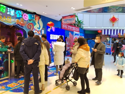 市民逛商場感受節(jié)日氛圍。本報記者 吳彩華 攝