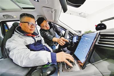 <p>　　新能源汽車(chē)以其能耗低、零排放的優(yōu)勢(shì)備受購(gòu)車(chē)族青睞。</p>
