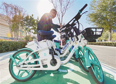 <p>　　遍布城市各個(gè)角落的電動(dòng)共享單車(chē)成為市民綠色出行的首選。</p>