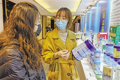 <p>　　“全國(guó)知名浙商寧夏行”活動(dòng)中，參會(huì)嘉賓深入了解寧夏乳制品。</p>