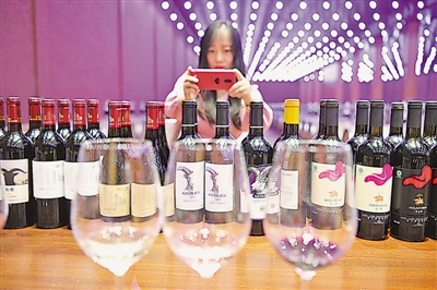 <p>　　琳瑯滿(mǎn)目的葡萄酒產(chǎn)品吸引著人們的眼球。</p>
