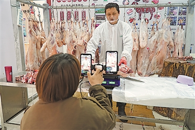 <p>　　寧夏寧羴源牛羊肉有限公司的直播室正在直播銷售灘羊肉。</p>