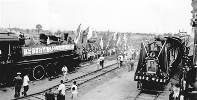 <p>　　經(jīng)過4年的艱苦鏖戰(zhàn)，包蘭鐵路于1958年7月30日在銀川成功接軌，同年8月1日，南北兩段的第一列火車對開，包蘭鐵路正式通車。				　　　　　　　　																			　　　　　		　　　　　　　　　　　　朱康洛　攝</p>