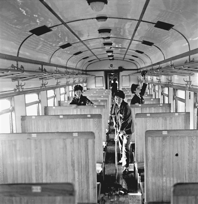 <p>　　1975年9月21日，銀川至北京169/170次直通旅客快車開行。</p><p>　　鄧尚喜　攝</p>