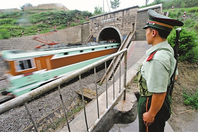 <p>　　1994年6月10日，寶中鐵路全線鋪通。1995年6月8日，寶中電氣化鐵路建成通車。		　　本報記者　王猛　攝</p>