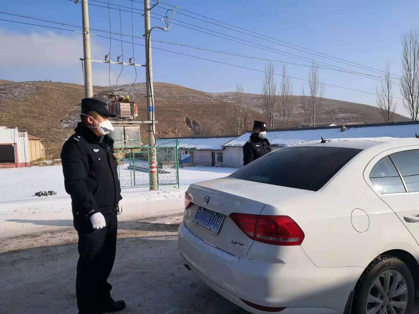 疫情期間，王志強(qiáng)盤查過往車輛.jpg