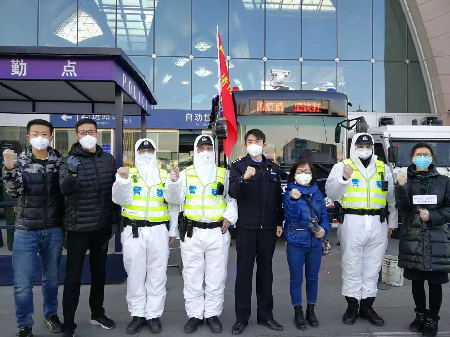 2月8日，寧夏法治報(bào)社朱岱云(右三）與同事們?cè)阢y川市火車(chē)站直播，宣傳阻擊疫情中的寧夏政法力量。.jpg