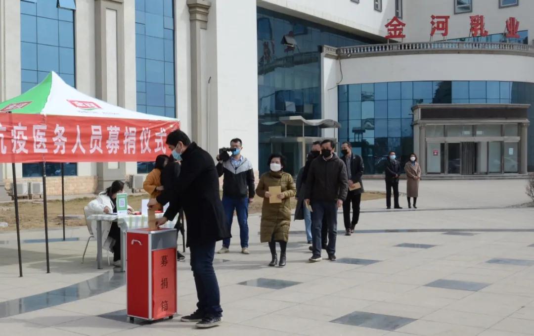 圖1-閆建國(guó)同志帶頭捐款1萬(wàn)元.jpg
