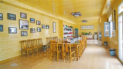 <p>　　弘德村中新茶社。</p>
