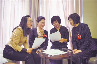 <p>　　→參加自治區(qū)政協(xié)十一屆四次會(huì)議的政協(xié)委員們已于1月26日向大會(huì)報(bào)到。</p>
