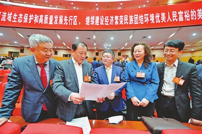 <p>　　開幕會結束后，委員們就政協(xié)常委會工作報告展開討論。</p>