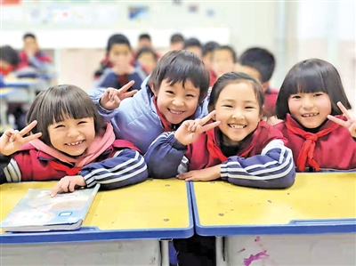 <p>　　陽(yáng)光快樂(lè)寫(xiě)在吳忠市紅寺堡區(qū)燕寶小學(xué)孩子們的臉上。</p><p>　　本報(bào)記者　李錦　攝</p>