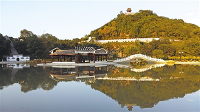 <p>　　　　臥龍山公園一景。</p>