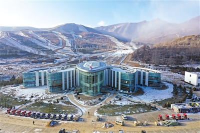 <p>　　2　寧夏婭豪國際滑雪場</p><br/><p>　　寧夏婭豪國際滑雪場項目位于興盛鄉(xiāng)新旗村，是涇源縣通過招商引資引進遼寧沈陽婭豪滑雪產(chǎn)業(yè)集團投資建設(shè)的全域旅游發(fā)展重點建設(shè)項目滑雪場每年可接待游客35萬人次，可提供周邊群眾就業(yè)崗位400多個，進一步延長旅游服務(wù)產(chǎn)業(yè)鏈，豐富四季旅游業(yè)態(tài)，拓寬群眾增收渠道。</p>