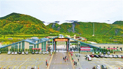 <p>　　3　六盤山國家森林公園</p><br/><p>　　六盤山是紅軍長征翻越的最后一座高山，被譽為黃土高原上的一顆綠色明珠，是西北地區(qū)重要的水源涵養(yǎng)林基地，也是享譽區(qū)內(nèi)外的旅游避暑勝地。</p>