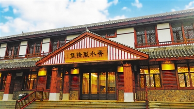 <p>　　5　香水風(fēng)情堡</p><br/><p>　　涇源縣重點打造的特色村寨和精品民宿，也是涇華路20公里旅游服務(wù)帶上的一顆璀璨明珠。由樹木環(huán)繞花景和大田花海組成，成為集旅游觀光、休閑避暑、旅游扶貧于一體的鄉(xiāng)村旅游示范點。</p>