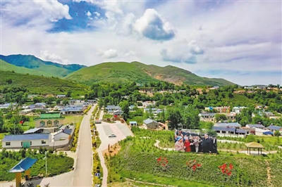 <p>　　6　楊嶺村田園綜合體</p><br/><p>　　圍繞以“生態(tài)稟賦為基礎(chǔ)、特色產(chǎn)業(yè)為依托，民宿開發(fā)為支撐、脫貧記憶為靈魂”的開發(fā)思路，以“絲路古道、紅色驛站、田園鄉(xiāng)愁、脫貧記憶”為旅游開發(fā)品牌，精心設(shè)計發(fā)展規(guī)劃，打造“南有陜西袁家村，北有寧夏楊嶺村”社會知名度和區(qū)域影響力，實現(xiàn)文化旅游融合發(fā)展。</p><br/><p>　?。ū景嫖膱D均涇源縣文化旅游廣電局提供）</p>