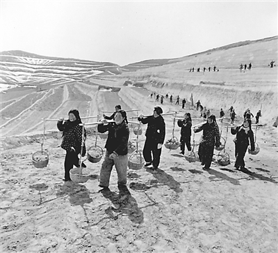 <p>　　20世紀(jì)70年代，西吉縣平峰公社的社員們送肥到農(nóng)田。		　　		　　</p>