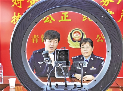 公安民警走進直播間宣傳防范電詐。<br/>　　（圖片由受訪單位提供）