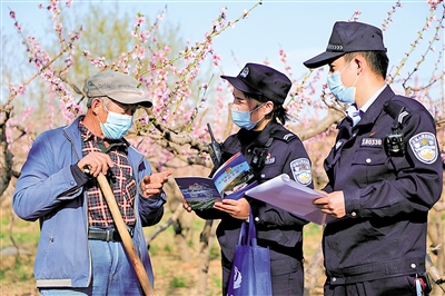     公安民警田間地頭講解防詐知識。<br/>　　（圖片由受訪單位提供）