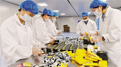 <p>　　中寧現(xiàn)代枸杞加工示范園區(qū)里，企業(yè)工人在包裝枸杞糖肽制品。枸杞糖肽生產(chǎn)線落戶中寧，凍干枸杞生產(chǎn)線、枸杞清汁、飲料、酵素等生產(chǎn)線相繼投產(chǎn)達效，枸杞產(chǎn)業(yè)鏈進一步拉長。</p><p>　　本報記者　王鼎　攝</p>