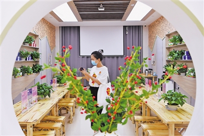 <p>　　2021年6月，第四屆枸杞產(chǎn)業(yè)博覽會，來自全國百余家媒體記者聚焦枸杞宴、采摘節(jié)、重大科技成果發(fā)布等活動。</p><p>　　本報記者　白茹　攝</p>