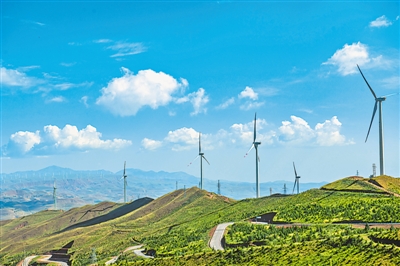 <p>　　華電海原南華山風(fēng)電場(chǎng)，一座座龐大的風(fēng)力發(fā)電機(jī)下綠意盎然。（資料圖片）　　　　　　　　　　　　　　　　　　本報(bào)記者　馬楠　攝</p>