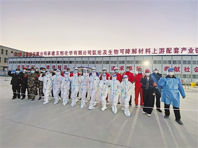 <p>　　志愿者協(xié)助完成核酸檢測采樣任務(wù)。</p>