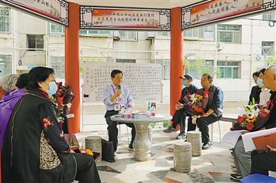 <p>　　庭院微黨課。</p>