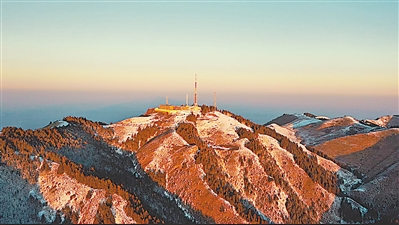 <p>　　羅山之巔。</p>