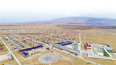 <p>　　羅山腳下的紅川村。本報(bào)記者　馬楠　攝　　</p><p>　?。ū景鎴D片除署名外均紅寺堡區(qū)委宣傳部　提供）</p>