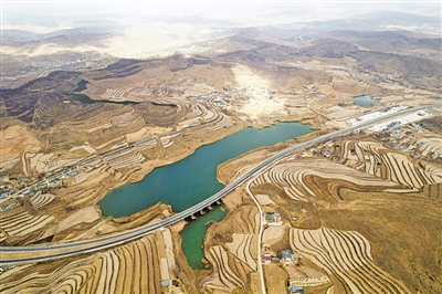 <p>　　自來水翻山越嶺流入千家萬戶。</p>