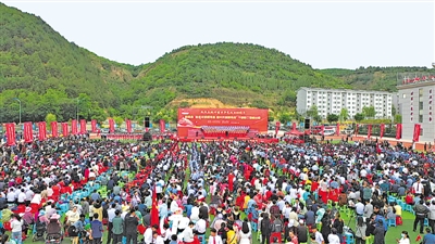 <p>　　干部職工歌詠比賽。</p>