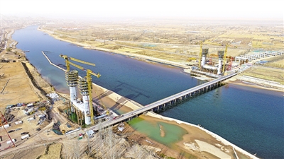 <p>　　建設(shè)中的中衛(wèi)下河沿黃河大橋。</p>
