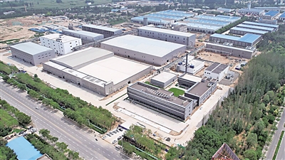 <p>　　吳忠市金積工業(yè)園區(qū)盤活利用閑置土地，引入上方生物科技有限公司。</p><p>　　自治區(qū)自然資源廳以助推高質(zhì)量發(fā)展為主題，以土地權(quán)改革為抓手，持續(xù)深入開展批而未供和閑置土地盤活利用專項行動，實行批而未供和閑置土地處置與土地利用計劃分配、新增建設(shè)用地報批掛鉤，借助全區(qū)建設(shè)用地節(jié)約集約利用評價監(jiān)管平臺，全面梳理摸排批而未供和閑置土地“底數(shù)清單”，為每個閑置低效地塊“量身定制”盤活出路，推進閑置土地“再開發(fā)促增值”。截至今年7月底，全區(qū)已盤活利用批而未供和閑置土地3.916萬畝，其中處置批而未供土地2.803萬畝，處置閑置土地1.113萬畝。通過“增存掛鉤”機制，存量用地折算新增建設(shè)用地指標(biāo)1.532萬畝。</p><p>　　本報記者　　張瑛　　　</p><p>　　（圖片由自治區(qū)自然資源廳提供）</p>