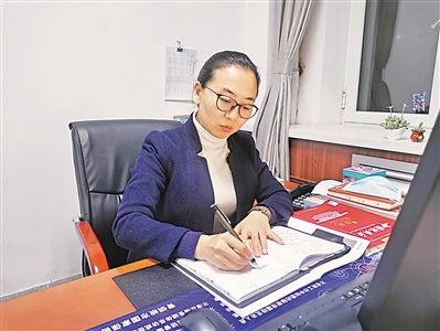 <p>　　　　自治區(qū)人大代表丁鶴。</p><p>　　　?。▓D片由受訪者提供）　</p>