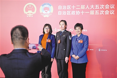 <p>　　基層代表會后合影留念。</p>