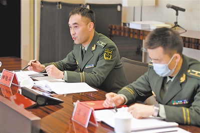<p>　　自治區(qū)人大代表田鈺華（左）在分組審議時(shí)發(fā)言?！　　　　　　　　　　　”緢?bào)記者　馬楠　黨碩　攝</p>