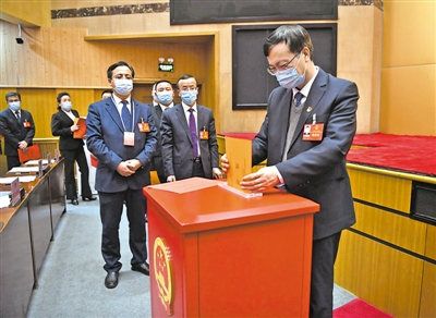 <p>　　投下莊嚴(yán)一票。</p>