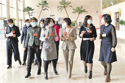 <p>　　人大代表意氣風(fēng)發(fā)步入會(huì)場。</p>