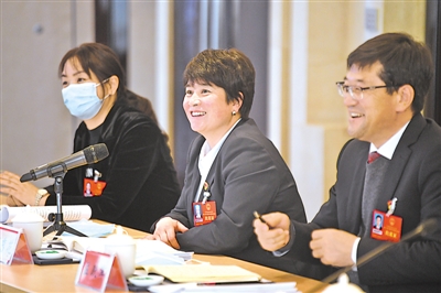 <p>　　代表們圍繞政府工作報(bào)告暢所欲言。</p>