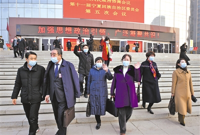 <p>　　走出會(huì)場的委員們信心滿懷。</p>