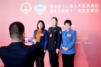 基層代表合影留念。寧夏日報記者  李濤  左鳴遠(yuǎn)  王鼎  馬楠  黨碩  攝影報道