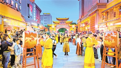 文旅特色演藝走進(jìn)向陽街。