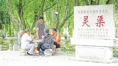     靈渠位于廣西壯族自治區(qū)桂林市興安縣，全長(zhǎng)36.4公里，是連接長(zhǎng)江流域和珠江流域的一條古代運(yùn)河。水清岸綠渠暢景美，每年吸引游客100多萬(wàn)人次。