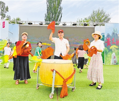 黃土地文化藝術(shù)團(tuán)演出現(xiàn)場(chǎng)。